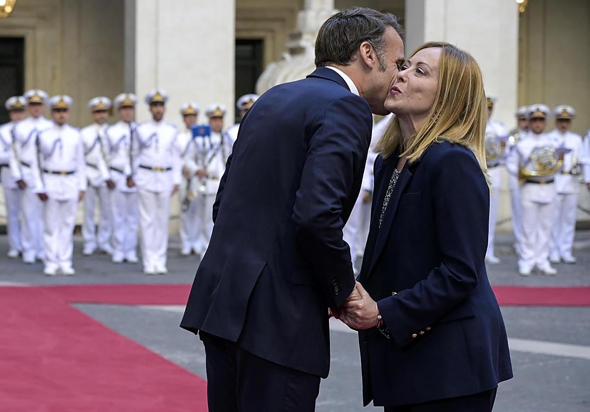 Saludo entre Giorgia Meloni y Emmanuel Macron.