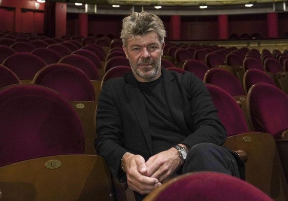Pablo Heras-Casado posa en el patio de butacas del Teatro Real, donde dirigió la tetralogía de 'El anillo del nibelungo' de Wagner entre 2019 y 2022.