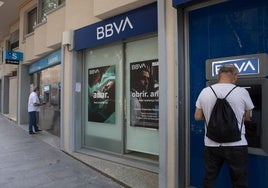 El riesgo de fuga de clientes se cuela en la opa de BBVA a Sabadell