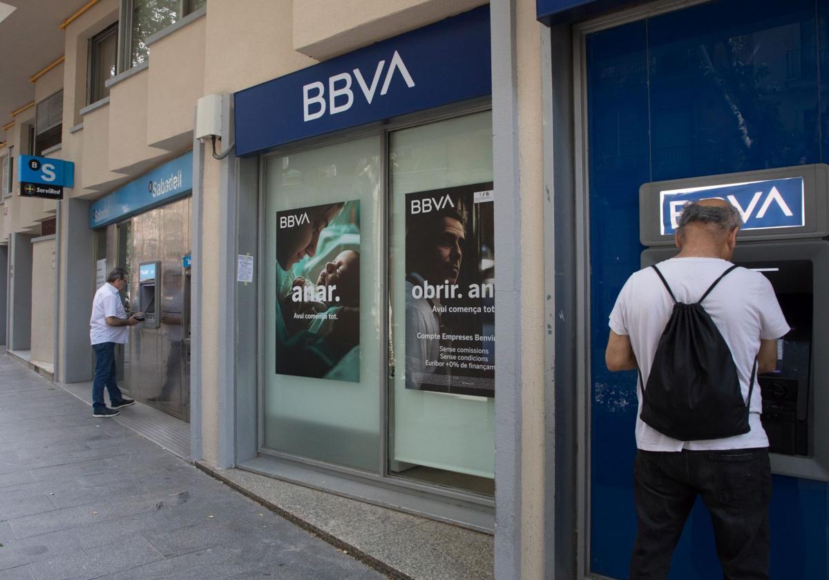 El riesgo de fuga de clientes se cuela en la opa de BBVA a Sabadell