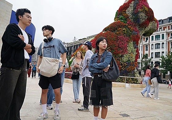 Turistas paseando por Bilbao.