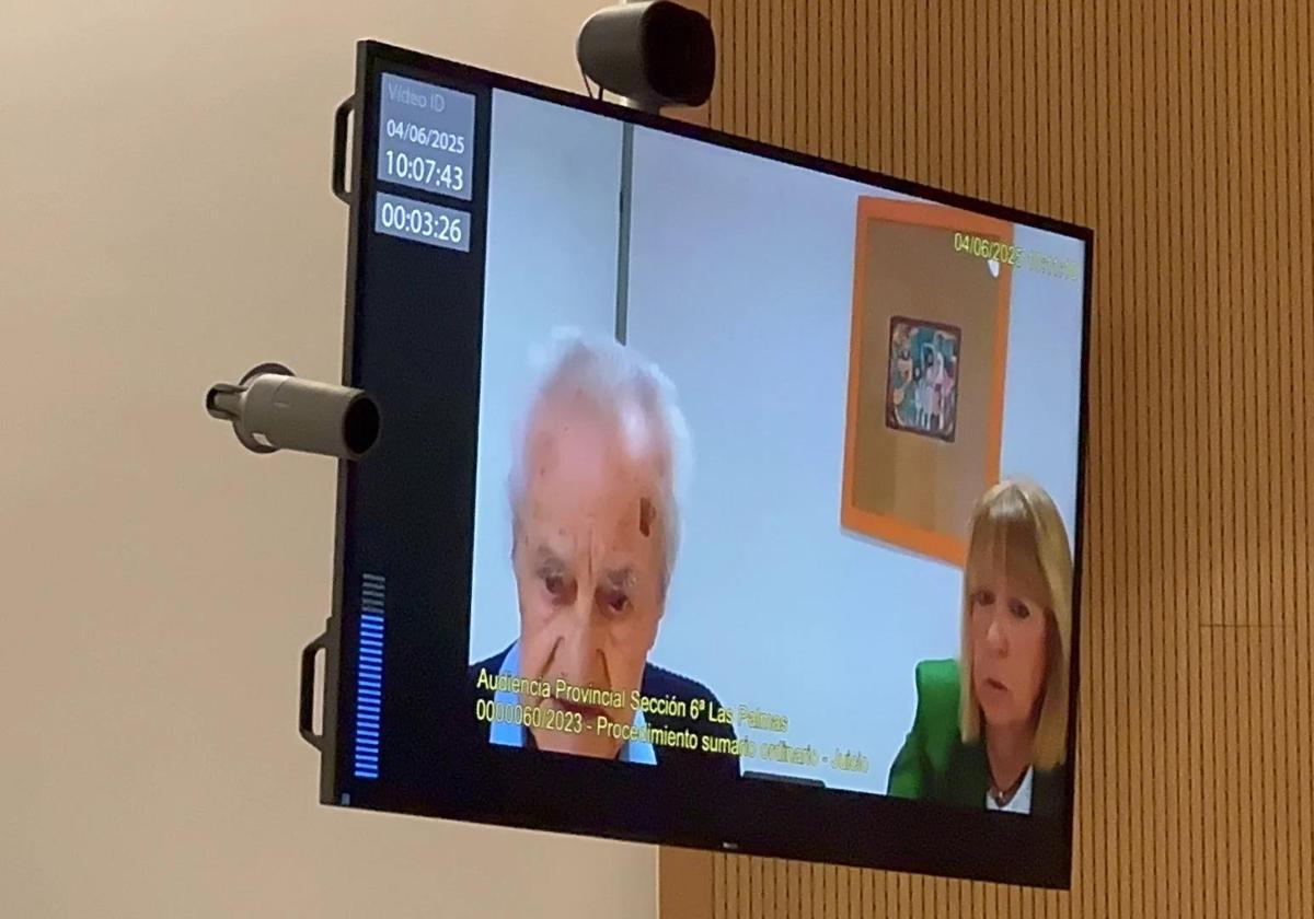 El ya condenado declara junto a su abogada desde la residencia donde vive.