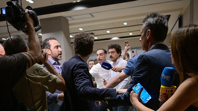 Víctor de Aldama irrumpe en la rueda de prensa de Leire Díez