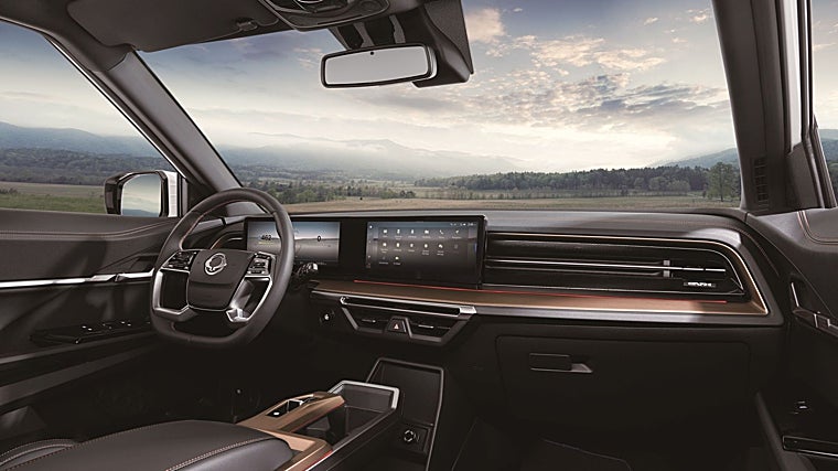 KGM ha actualizado el interior con una gran pantalla doble en el salpicadero.