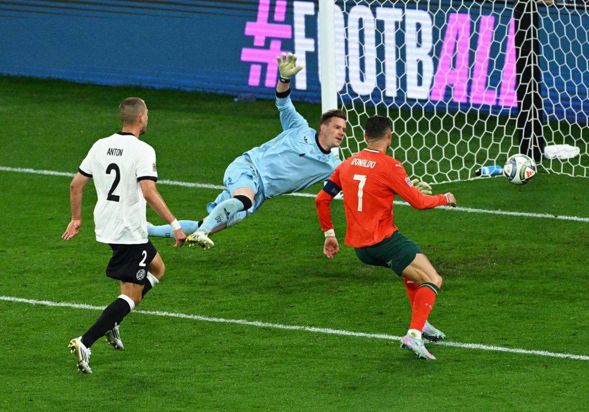 Cristiano Ronaldo scores against Ter Stegen in Munich.