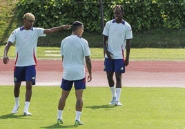 Lamine Yamal y Nico Williams, junto a Pedro Porro durante un entrenamiento de España.