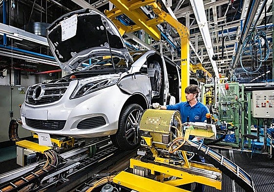 Cadena de montaje de la fábrica de Mercedes Benz de Vitoria.