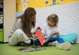 Una niña con una enfermedad rara en el centro de educación especial María Corredentora, en Madrid.