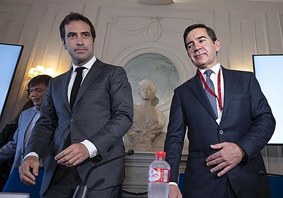 El ministro de Economía, Carlos Cuerpo, con el presidente de BBVA, Carlos Torres.