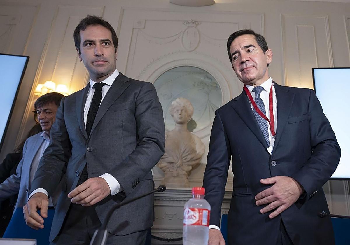 El ministro de Economía, Carlos Cuerpo, con el presidente de BBVA, Carlos Torres.
