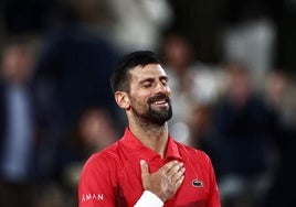 El tenista serbio Novak Djokovic muestra su satisfacción tras clasificarse este miércoles para semifinales de Roland Garros.