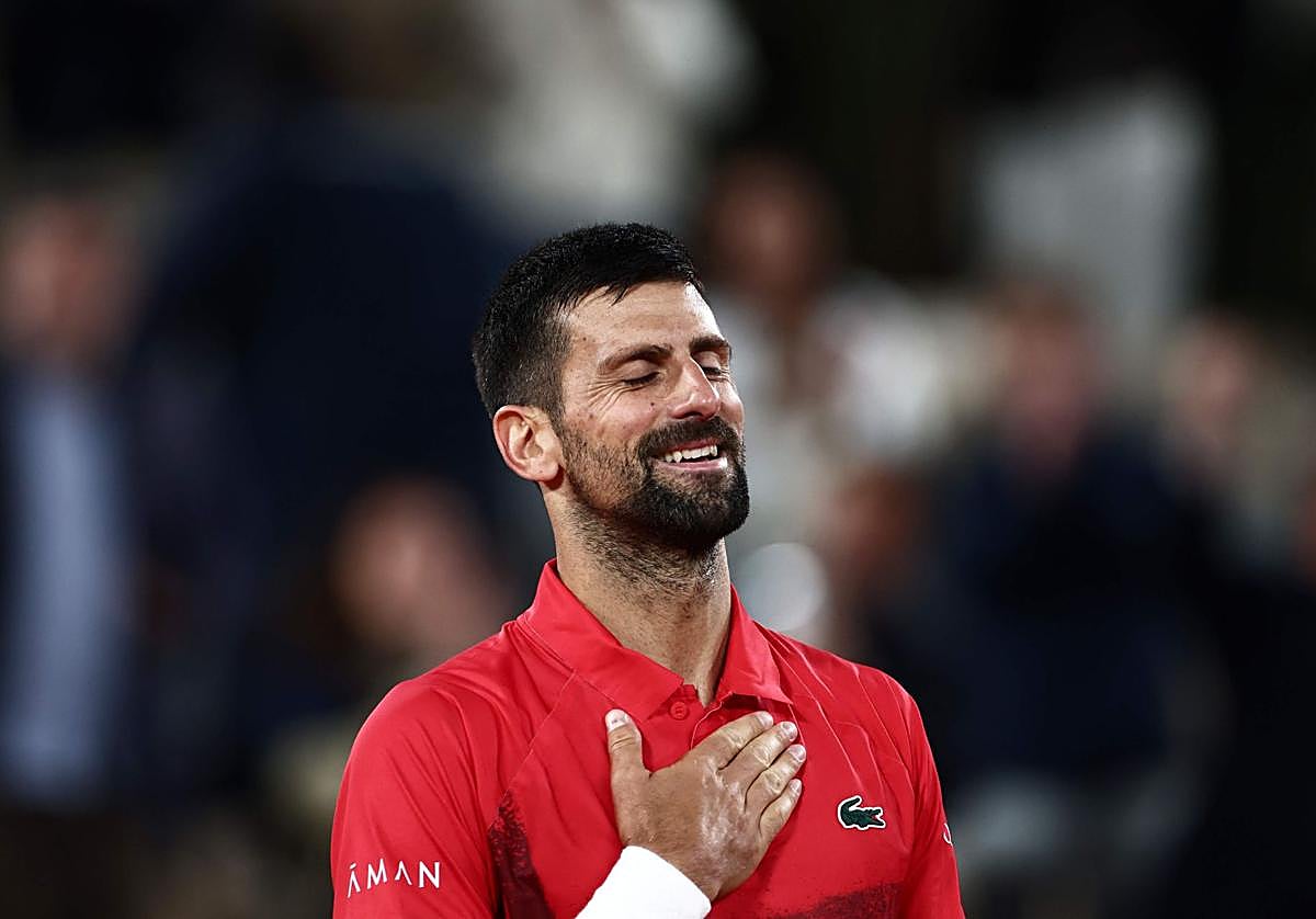 El tenista serbio Novak Djokovic muestra su satisfacción tras clasificarse este miércoles para semifinales de Roland Garros.
