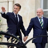 El presidente francés, Emmanuel Macron, y su homólogo brasileño, Luiz Inácio da Silva, de la mano por los jardines del Elíseo.