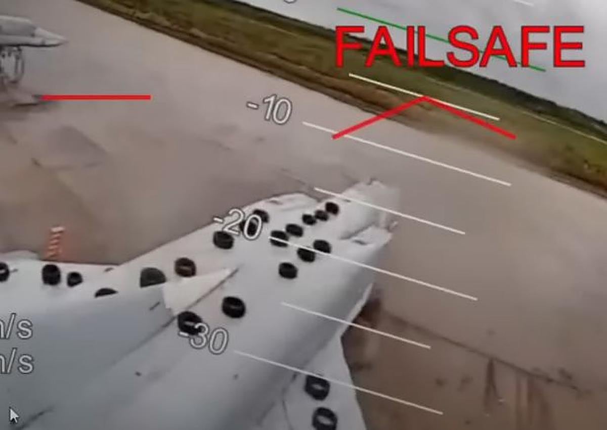 Imagen secundaria 1 - Distintas imágenes de los bomarderos rusos atacados por Ucrania cubiertos de ruedas.