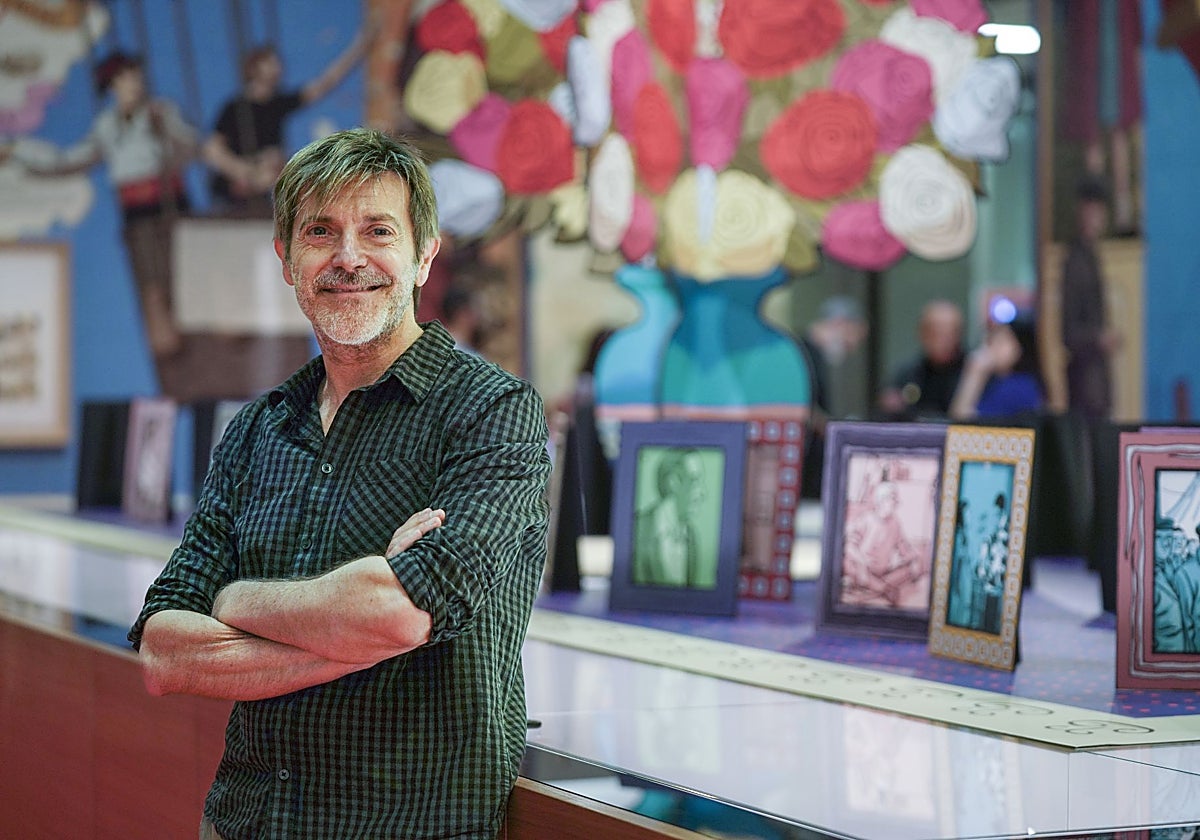 Paco Roca, ante algunas de las piezas de su exposición en el Instituto Cervantes.