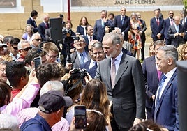 Felipe VI durante su visita a Haro esta jueves.