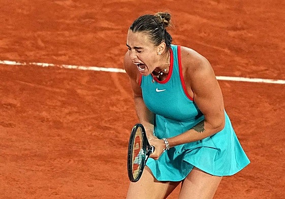 La bielorrusa Aryna Sabalenka celebra un punto en Roland Garros.