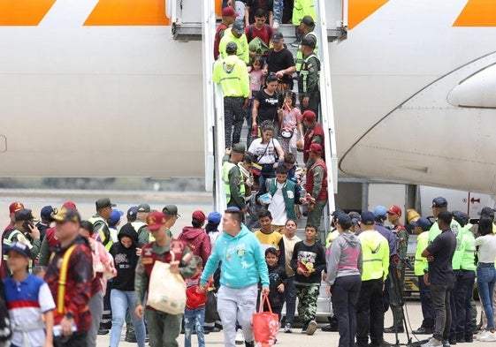 Decenas de venezolanos desembarcan en Caracas en uno de los vuelos para deportados de Estados Unidos.
