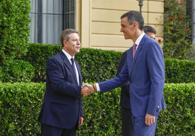 Saludo entre Emiliano García-Page y Pedro Sánchez