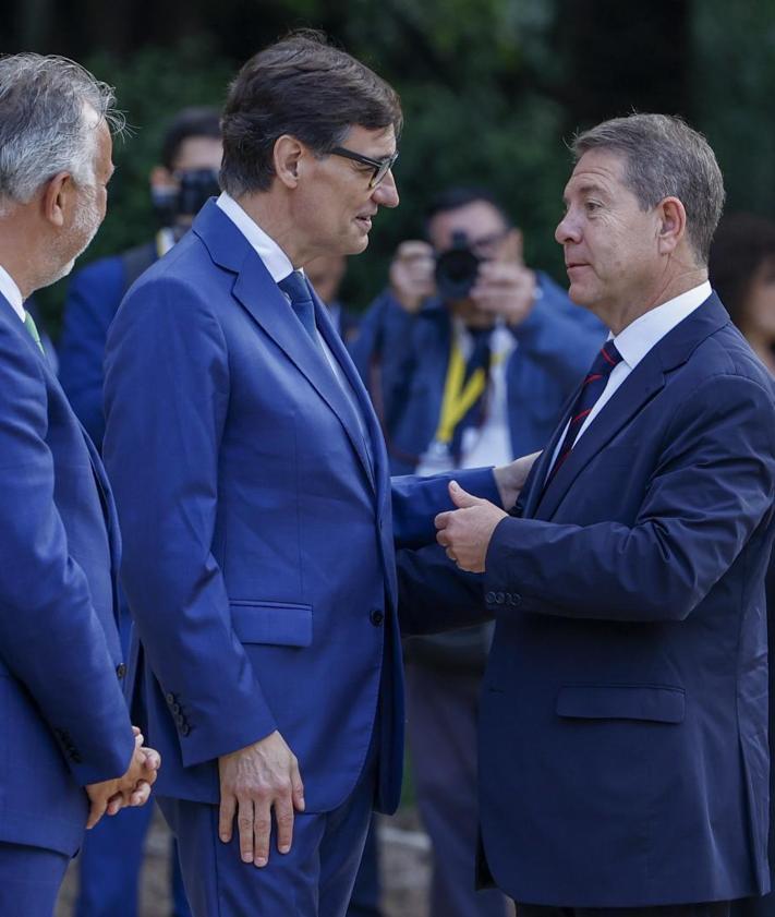 Imagen secundaria 2 - Carlos Mazón, a su llegada a la Conferencia de Presidentes; Isabel Dïaz Ayuso saluda a Salvador Illa; Emiliano García-Page saluda a Illa