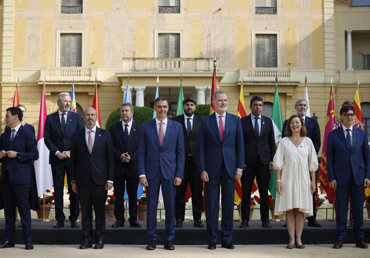 Pedro Sänchez junto al Rey, en el posado de la Conferencia de Presidentes.