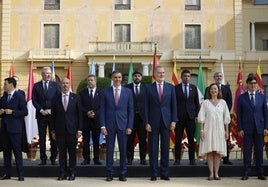 Pedro Sänchez junto al Rey, en el posado de la Conferencia de Presidentes.