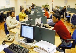 Trabajadores de un centro de atención telefónica sanitaria.