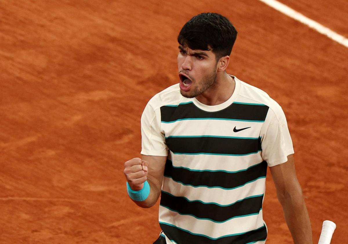 Carlos Alcaraz celebrates a point against Lorenzo Musetti.