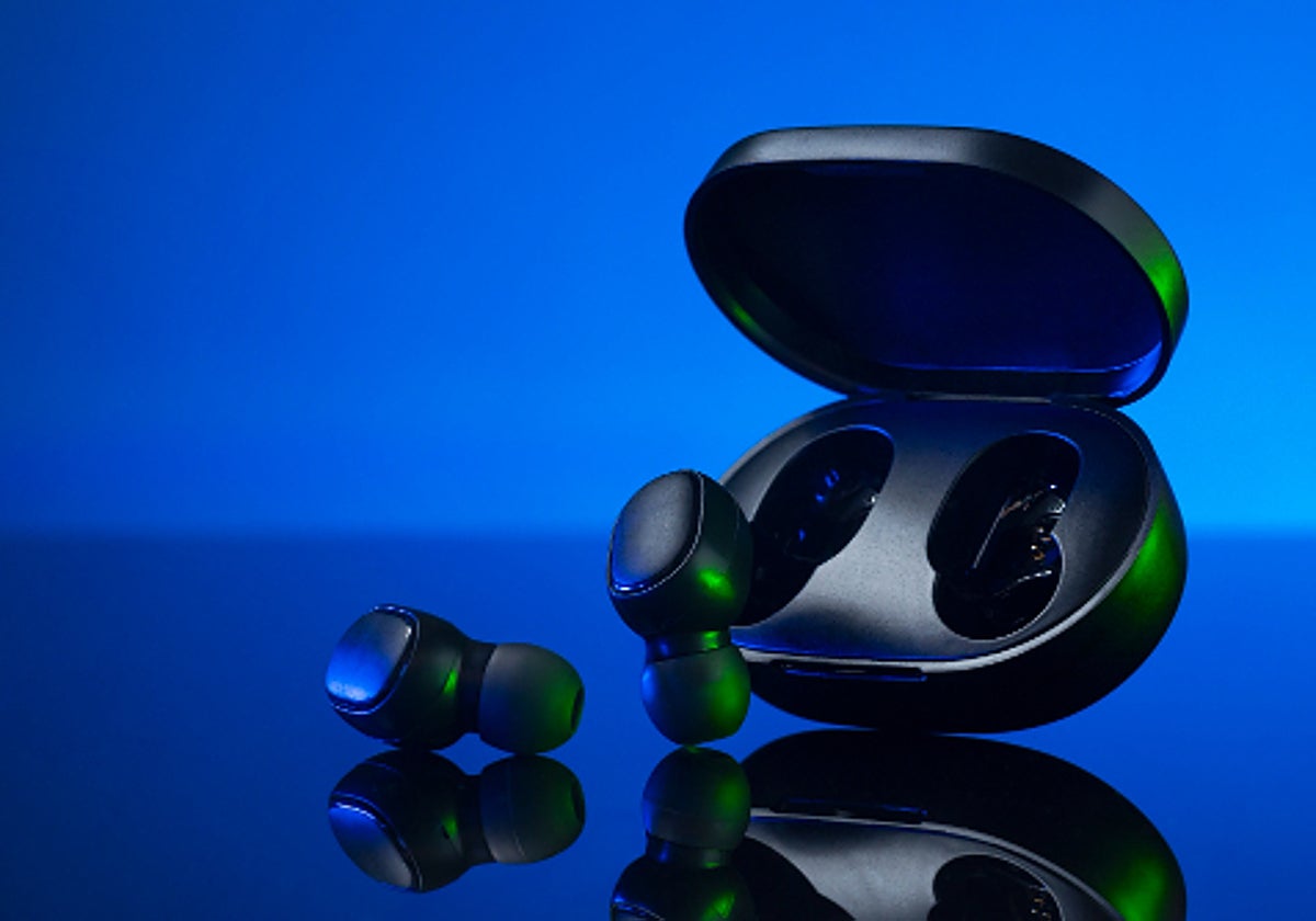 Si quieres unos cascos inalámbricos bluetooth, aquí te traemos la mejor guía para que te hagas con los tuyos