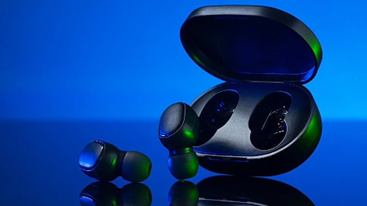 Si quieres unos cascos inalámbricos bluetooth, aquí te traemos la mejor guía para que te hagas con los tuyos