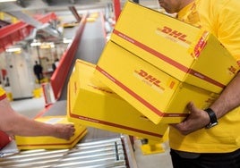 Trabajadores de DHL en un centro logístico de la localidad alemana de Hamburgo.