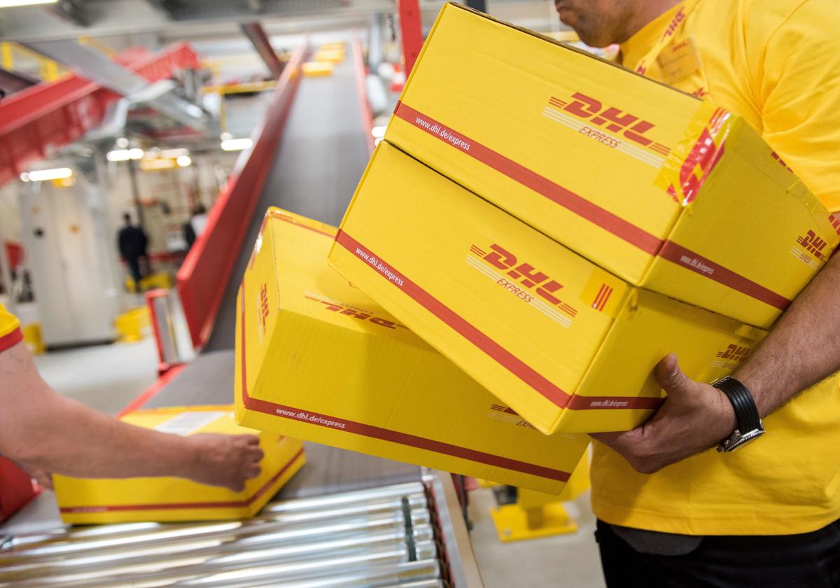 Trabajadores de DHL en un centro logístico de la localidad alemana de Hamburgo.