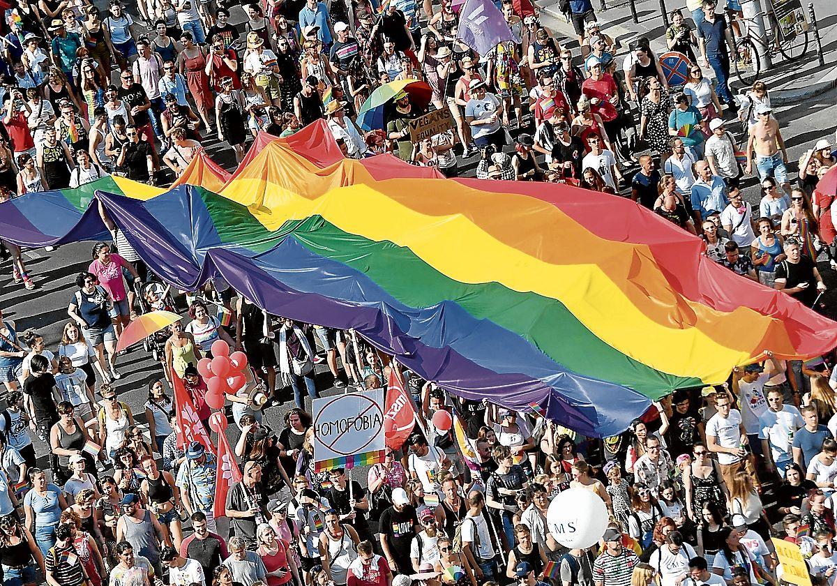 Bruselas cree que la ley anti-LGTBI de Orbán viola los derechos fundamentales