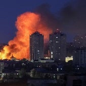 El masivo ataque ruso contra Kiev en la madrugada de ayer provocó varios incendios en la ciudad.