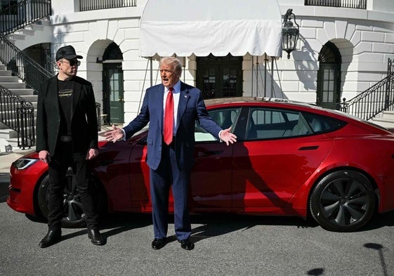 El presidente de EE UU, Donald Trump, junto al fundador de Tesla, Elon Musk.