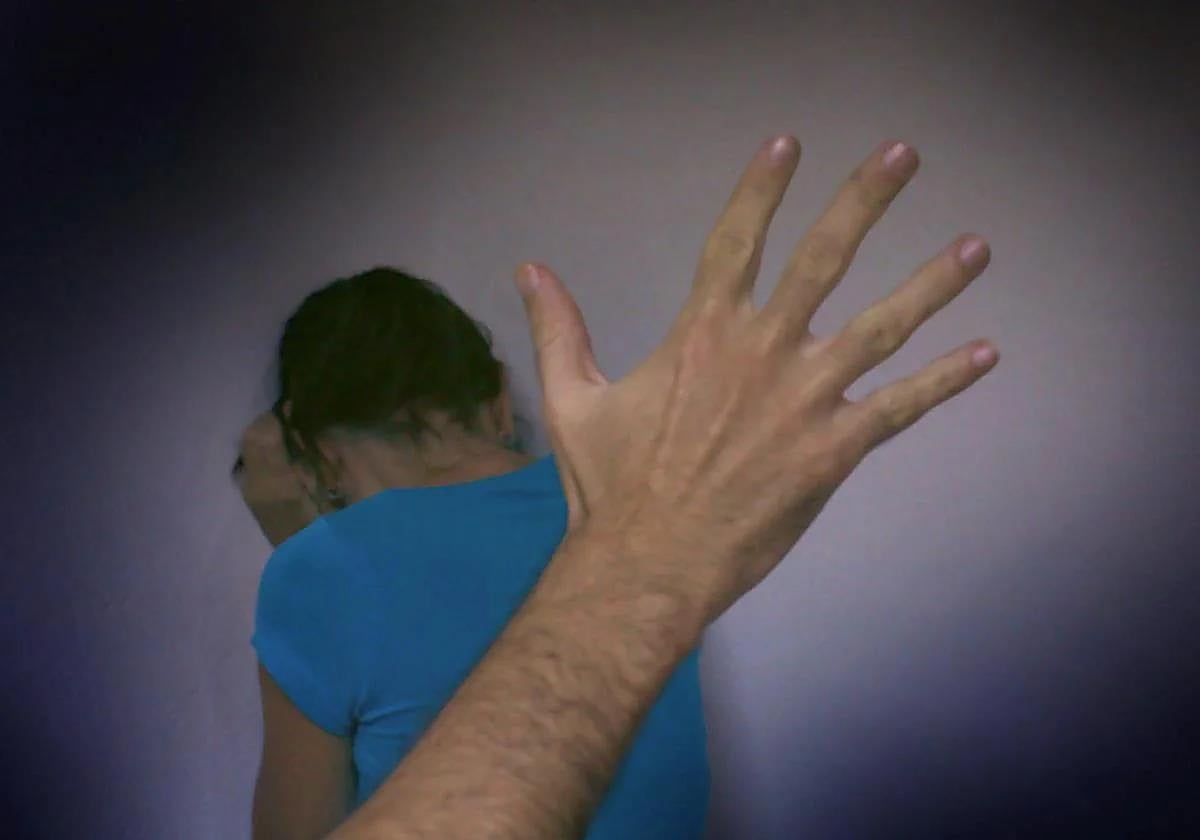 El encausado ha sido condenado por violencia doméstica.