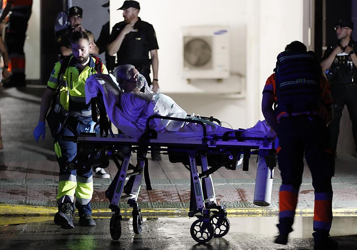 Uno de los heridos es trasladado desde la residencia