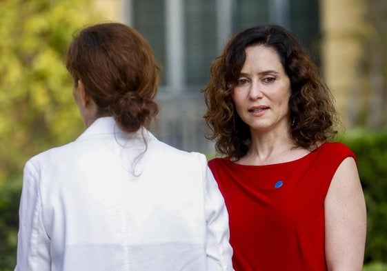 La presidenta del Gobierno madrileño, Isabel Díaz Ayuso, y la ministra de Sanidad, Mónica García.