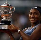 La estadounidense Coco Gauff posa con su primer trofeo en Roland Garros.