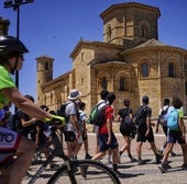 Un grupo de jóvenes, de turismo.