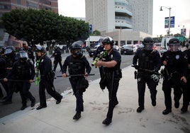 La Policía de Los Ángeles carga contra los manifestantes.