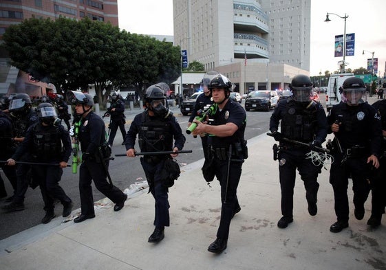 La Policía de Los Ángeles carga contra los manifestantes.