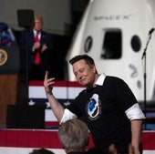 Elon Musk es felicitado por el presidente estadounidense, Donald Trump, tras el exitoso lanzamiento de un cohete de SpaceX hace unos meses.