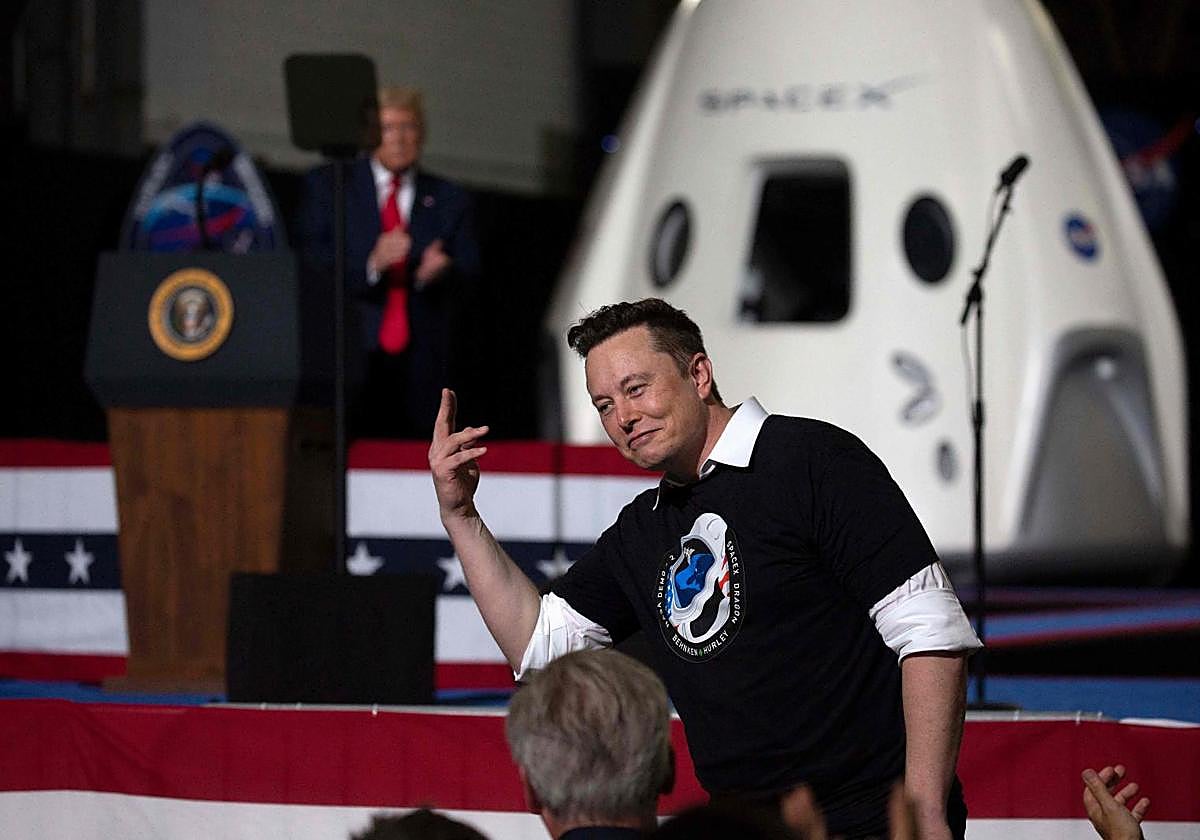 Elon Musk es felicitado por el presidente estadounidense, Donald Trump, tras el exitoso lanzamiento de un cohete de Space X hace unos meses.