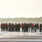 Migrantes en Calais, Francia, esperan la llegada de la embarcación con la que esperan alcanzar Reino Unido.