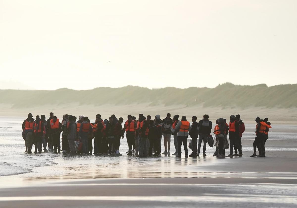 Migrantes en Calais, Francia, esperan la llegada de la embarcación con la que esperan alcanzar Reino Unido.