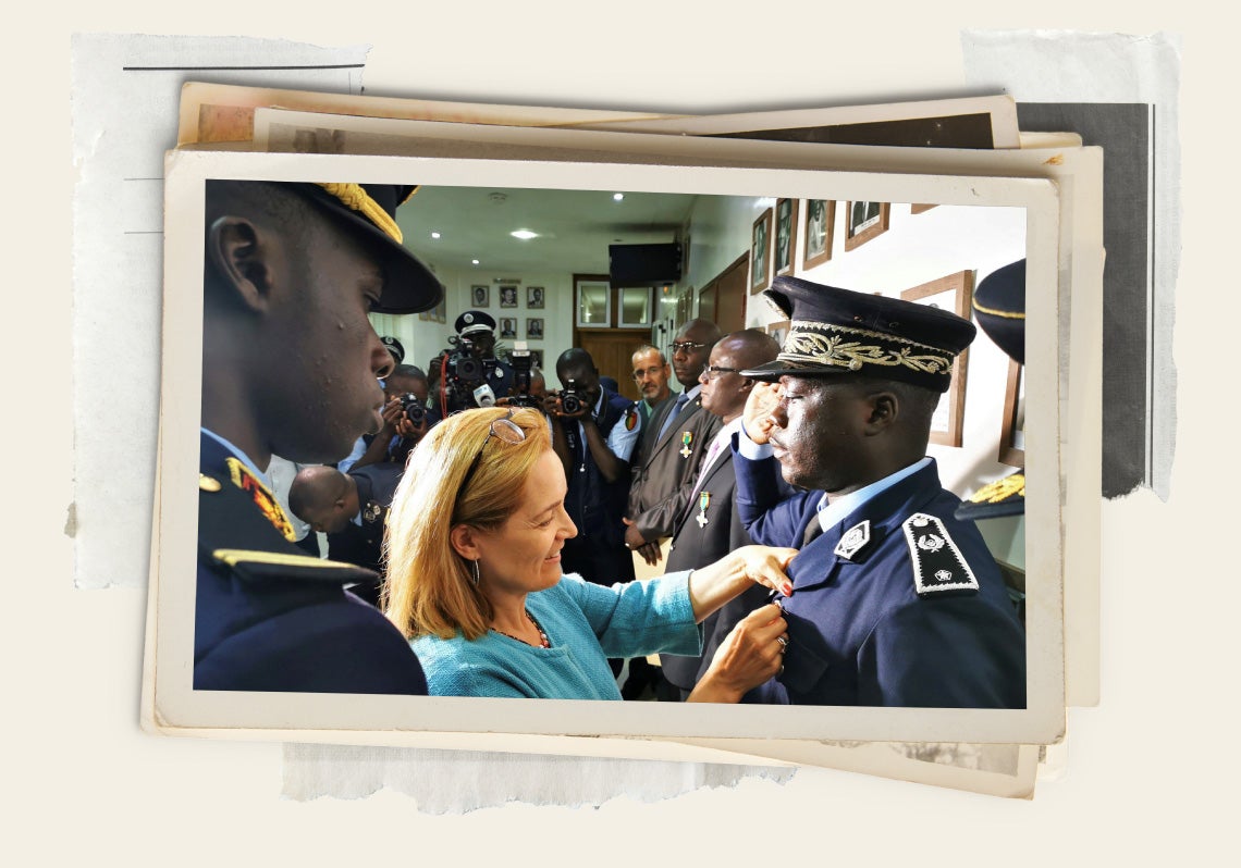 La directora general de Relaciones Internacionales y Extranjería de España, Elena Garzón, condecora a los policías senegaleses que contribuyeron a detener a Guillermo Fernández Bueno.