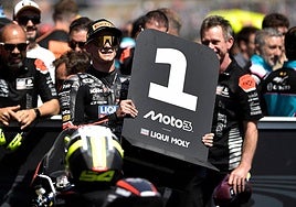 David Muñoz celebra su priemra victoria en moto3.