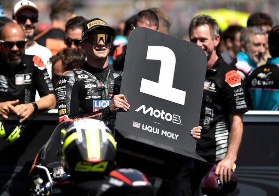 David Muñoz celebra su priemra victoria en moto3.