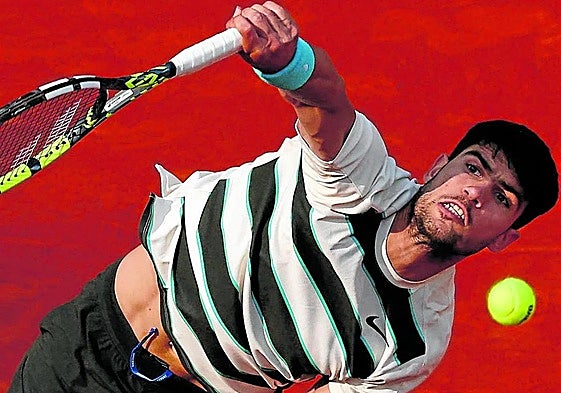 Alcaraz ejecuta un saque en la final amnte Sinner